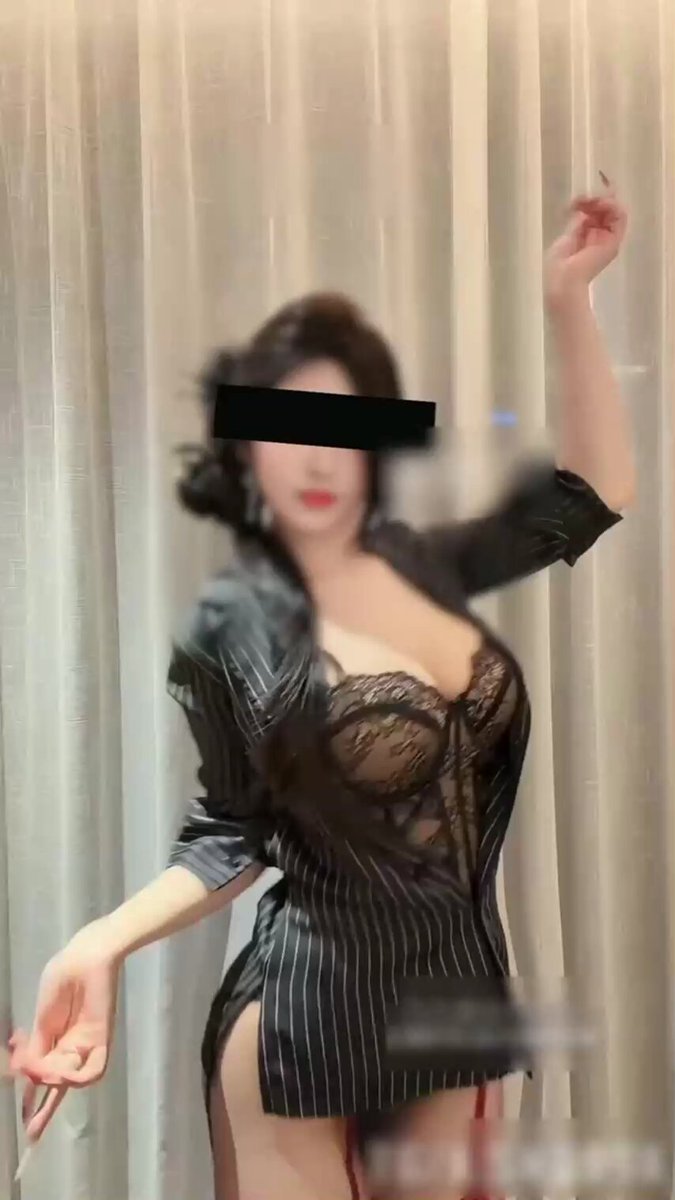 【看上去很高贵，暗地里却开放的像一条母狗，各种动作极其配合！】骚逼人妻在老公面前都是装高冷，背地里陪着自己的金主都不知道玩的有多花！ #人妻 #母狗 #出轨