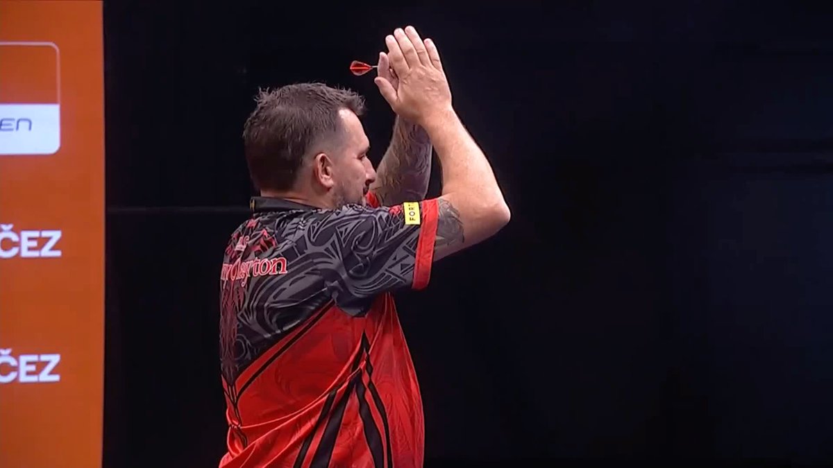 CLAYTON INTO THE QUARTERS! Jonny Clayton records a 12th consecutive win over Keane Barry with a stellar 6-4 victory to reach the quarter-finals in Prague! 📺 #ET12