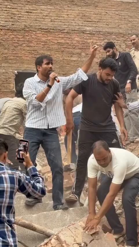 This is NSUI National President Vinod Jakhar. Today, a five-storey building collapsed in Delhi’s Satya Niketan, with several people reportedly trapped under the debris. While everyone else was busy clearing the rubble and helping with the rescue operation, this Congress leader was busy trying to create a spectacle for himself. Standing on top of the debris, he was doing theatrics on a microphone for media attention and to make a reel. What else can you expect from Rahul Gandhi’s people?