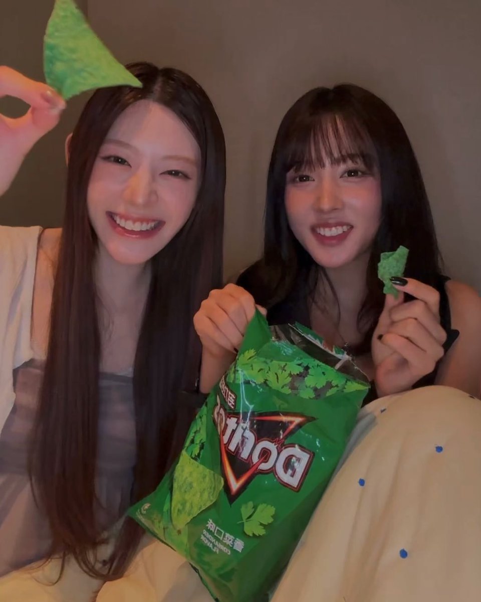 crying at seeun’s reaction to the coriander chips 😭 #STAYC #스테이씨 #Seeun #세은 #Yoon #윤