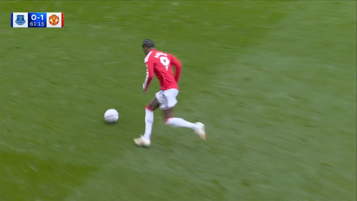 Marcus Rashford with a fantastic run for Manchester United but Tarkowski gets a crucial tackle in to stop Cunha from finishing it off 😬