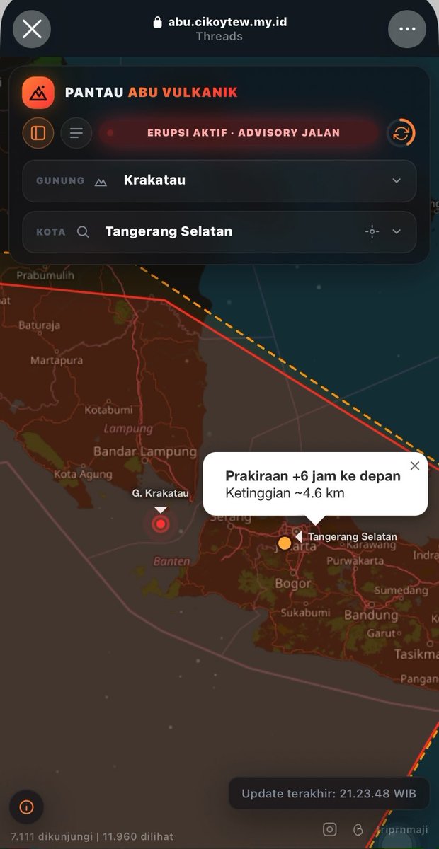 situs web ini gratis, buatan Kak Triprnmaji untuk memantau sebaran abu vulkanik dari gunung api yang berstatus siaga di Indonesia. dapat diakses langsung, tanpa perlu mengunduh aplikasi. informasi yang tersedia meliputi: - daftar gunung api yang saat ini berstatus siaga - arah sebaran abu vulkanik - prediksi apakah wilayah tempat tinggal berpotensi dilalui abu vulkanik dalam 18 jam ke depan. datanya diambil langsung dari lembaga resmi yang bertugas memantau abu vulkanik demi keselamatan penerbangan dunia, sumber ini juga digunakan maskapai penerbangan untuk menentukan rute pesawat. cara penggunaannya sederhana: - buka situs web; - pilih gunung api yang berstatus siaga; - ketik nama kota atau izinkan akses lokasi pada perangkat. hasil akan langsung ditampilkan, apakah wilayah tersebut aman atau berpotensi terlewati abu vulkanik, beserta perkiraan jaraknya dalam kilometer. #GunungAnakKrakatau #AbuVulkanik
