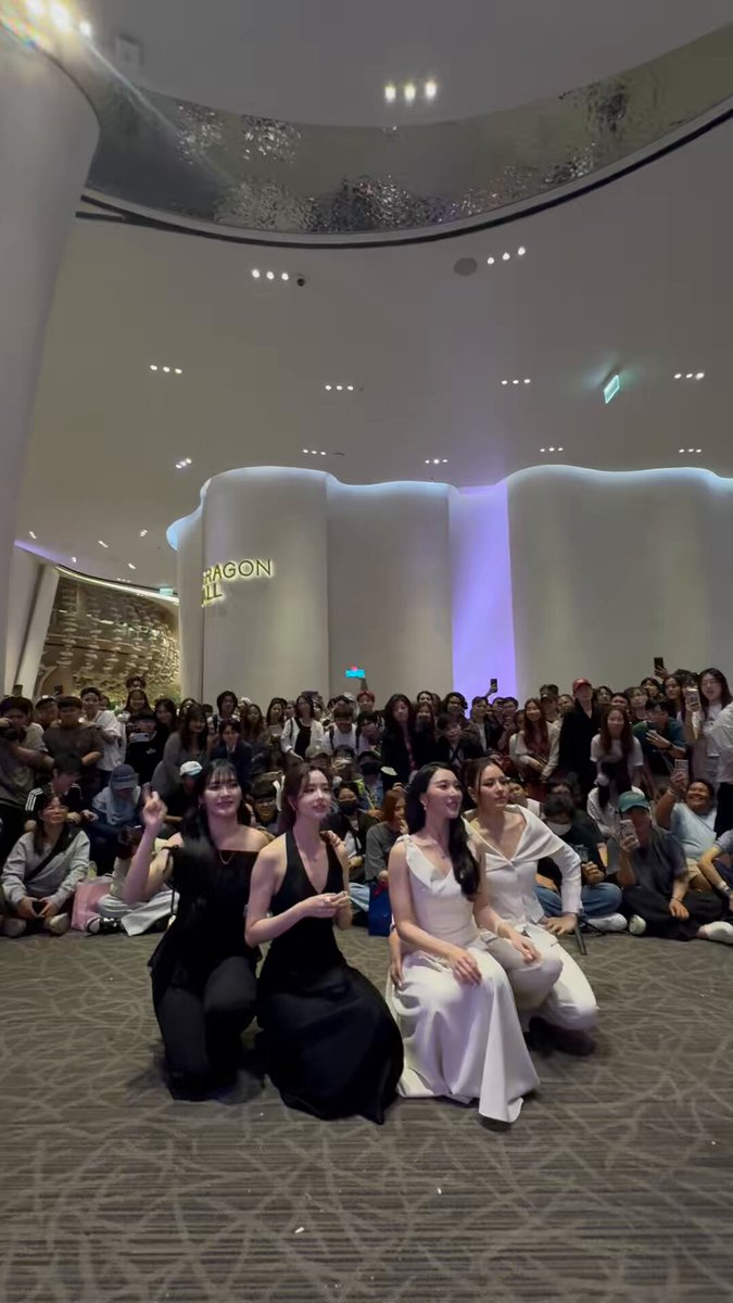 วันนี้พวกเรามีความสุขมากเลยค่ะ 🤍 ขอบคุณ #Charmers และ #PlusA ทุกคน ที่มาเป็นกำลังใจให้4สาวในวันนี้นะคะ รักจิ้จุ้ด!!! 🤍🤏🏻 MAMC PRAEW CHARITY PARAGON #SiamParagonxPraewxMAMC #Mychan #MieAya #MyyuKhawisara
