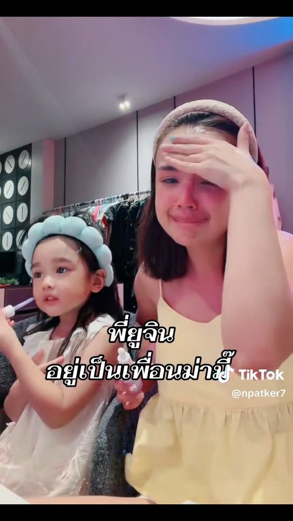 รักก็ส่วนรักนะ อยากให้เจนนี่ค่อย ๆ เก็บความเสียใจแล้วมูฟออน เข้าใจว่าอยู่กันมานาน ความไว้ใจมันไม่ได้สร้างกันวันสองวัน แต่สุดท้ายอยากให้เจนนี่เก็บความเสียใจไว้เป็นบทเรียน แล้วทำทุกอย่างตามขั้นตอน แจ้งความ รวบรวมหลักฐาน ไม่ใช่แค่เพื่อความยุติธรรมกับตัวเอง แต่เพื่อป้องกันไม่ให้เรื่องแบบนี้เกิดขึ้นกับคนอื่นอีก 🥺 #เจนนี่ได้หมดถ้าสดชื่น #เจนนี่รัชนก