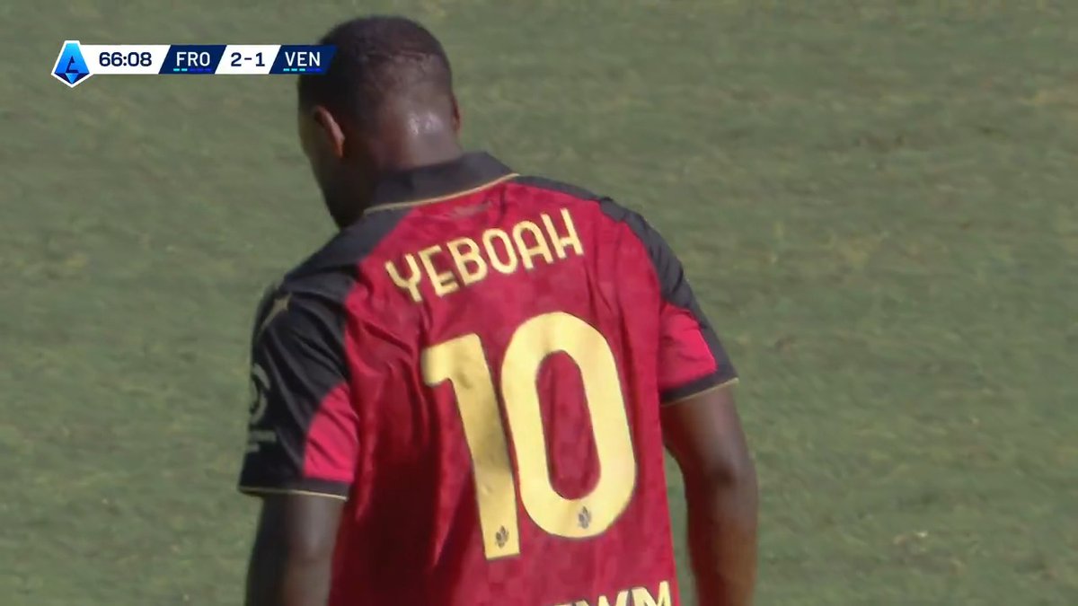 🔝 ¡EL GOLAZO DE YEBOAH! 🇪🇨🔥 John Yeboah y una definición con mucha calidad, para el descuento de Venezia, en la derrota por 3-2 ante Frosinone. Es su primer tanto en este temporada, en la #SerieAxESPN. 📺 Mira la 🇮🇹 #SerieA en el Plan Premium de Disney+ Latinoamérica