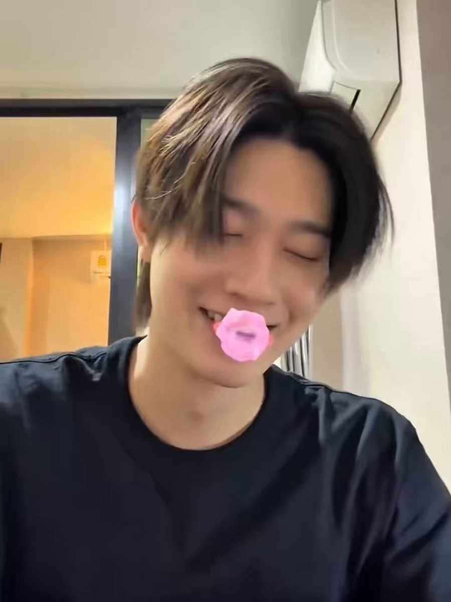 👽 : ผมนอนหลับ และก็ละเมอไปกอดอู๋ อู๋ตกใจ 👽: เนี่ยน๊าา ปกตินอนกับติวเตอร์ ติวเตอร์หันมาตกใจเราไง ปกติติวเตอร์จะเป็นคนนอนละเมอมากอดเรา 55555555555 ผมรู้ที่มาของรูปแล้วครับ เข้าใจทุกอย่างแล้ว ꒰ #mynameis_yim I #auautnp꒱
