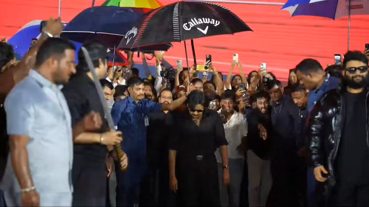 Antha Varsham paduthunna stadium nunchi Okkadu kuda kadhalle incl girls Ah high lo ala vundipoyaru 🔥🙏
