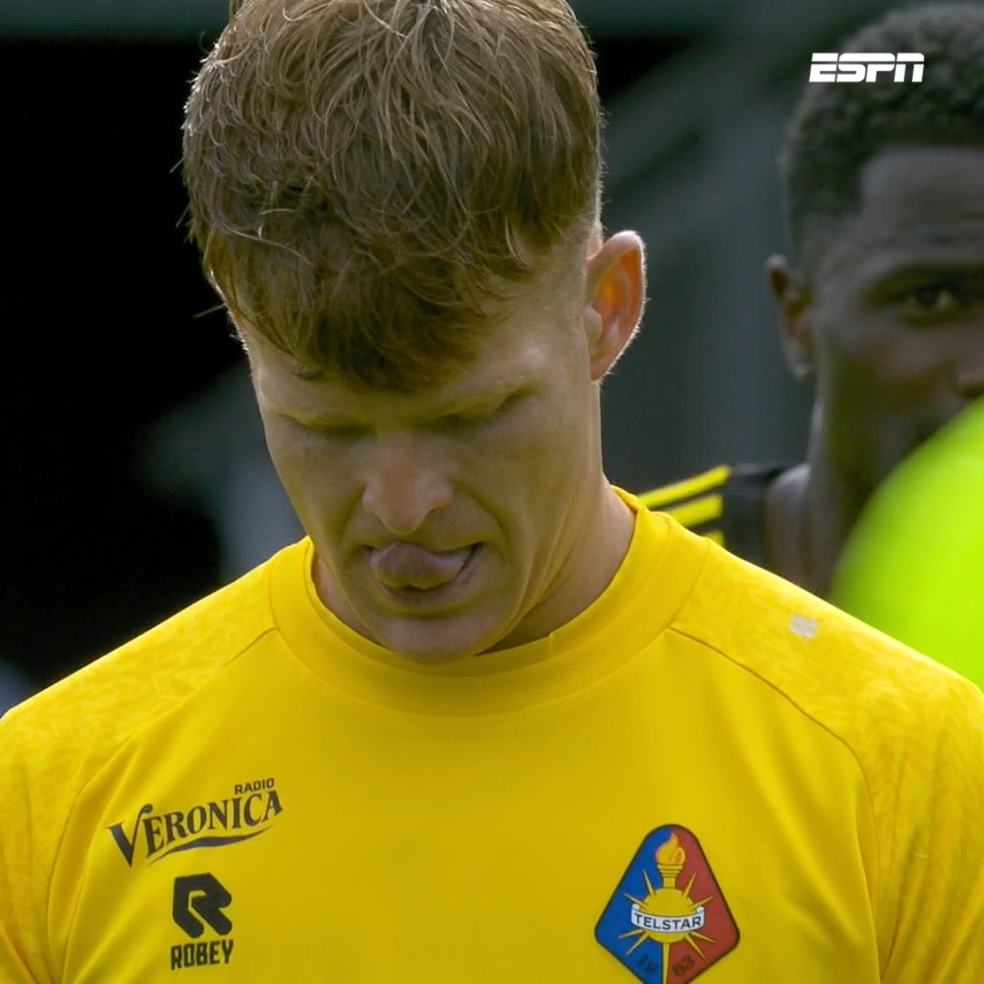 🤯🇳🇱 𝗜𝗡𝗦𝗔𝗡𝗘: Ronald Koeman Jr plays goalkeeper for Telstar in Eredivisie. He's their penalty taker. Today, he scored 𝗧𝗪𝗜𝗖𝗘 from the spot with his second coming in the 101st minute to earn his team a point.