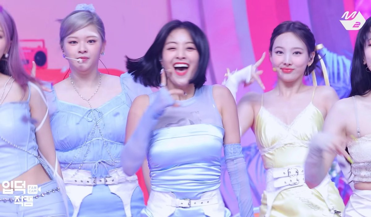 코로나 하니깐 생각났는데 트와이스 지효가 코로나 격리 끝나고 수액 맞고 무대 서는 게 신나서 춤추는 모습이 진짜 레전드였다고 !!!! ㅜㅜㅜㅠㅜㅜㅜ 진짜 우울할 때 보는 영상 1위임 .....