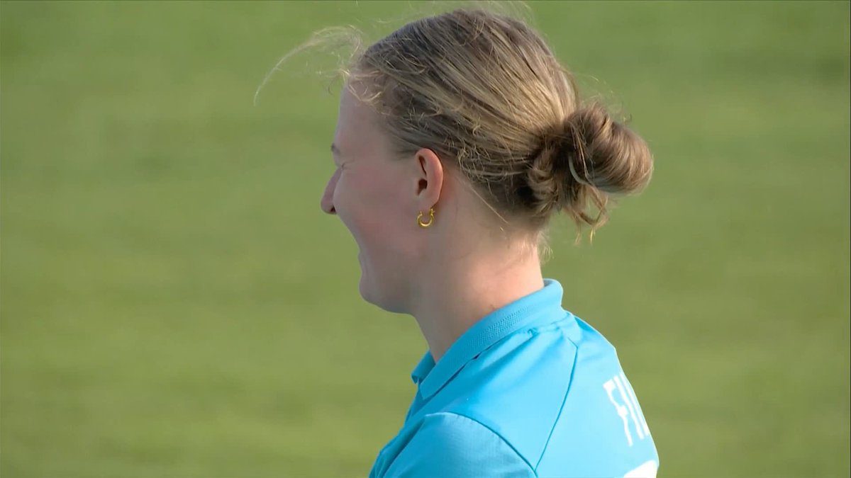 Lauren Filer strikes and England have their eighth wicket! 🎯