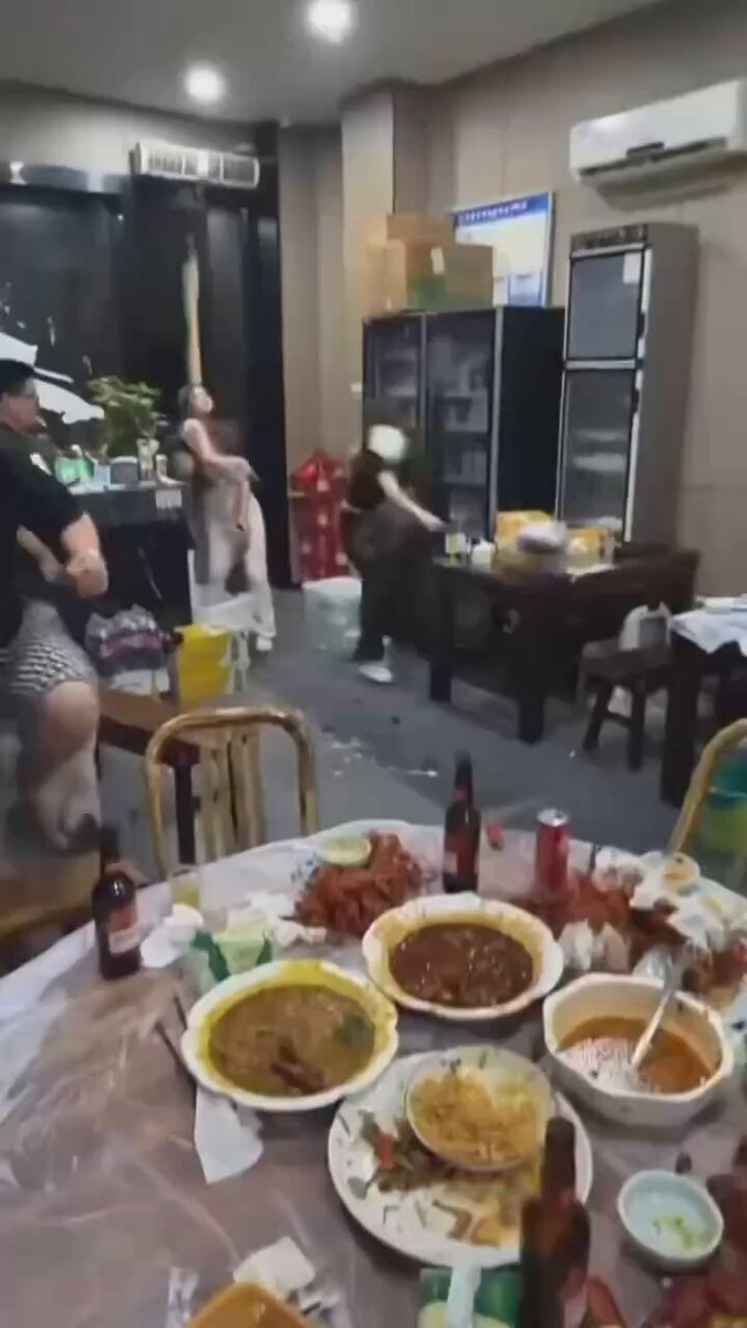 刚刷到这组图直接看傻了😂某餐厅里几个小姐姐突然开打，椅子都飞起来了，桌上蟹煲、啤酒、可乐全乱套，地板上一片狼藉。黑衣那姐抡得最狠，白衣服的直接上手，旁边米色套装的站那看着都快急死。隔壁桌还在吃呢，结果旁边已经演变成全武行了。到底是因为什么吵起来的？男朋友？座位？还是结账？评论区开猜，这波瓜我先吃为敬。 #餐厅打架 #吃瓜现场 #六月黄都救不了这场面