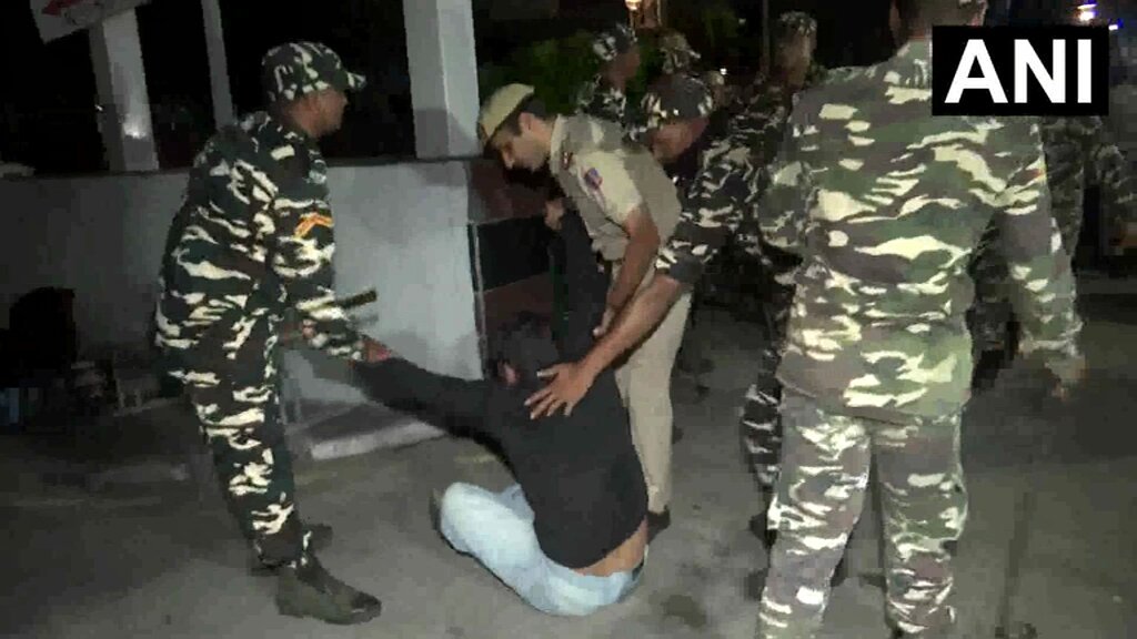 #WATCH | Delhi Police detain ABVP (Akhil Bharatiya Vidyarthi Parishad) members protesting at the MCD Office at Civic Centre over the Satya Niketan building collapse incident. The protesters are demanding the resignation of the MCD Commissioner.