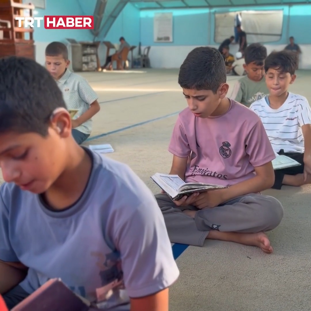 Katil İsrail'in saldırılarının gölgesinde büyüyen Gazzeli çocuklar, acılarını dindirmek için Kur'an-ı Kerim'e sarıldı. 📌“Annem, babam ve kardeşlerim şehit oldu. Kur'an-ı Kerim okumak acımı hafifletti.” 📌“Kur’an ezberlemeye başladıktan sonra içimde büyük bir huzur hissettim.”