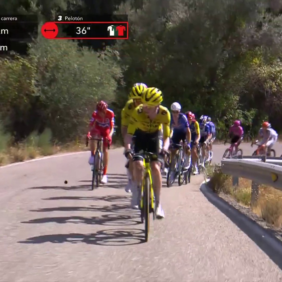 Maillot rojo y 𝒈𝒍𝒐𝒃𝒆𝒕𝒓𝒐𝒕𝒕𝒆𝒓 🪄 La genialidad de Enric Mas para apartar un objeto de la carretera y evitar una caída como la de Pogacar. #LaVuelta26 #LaCasadelCiclismo