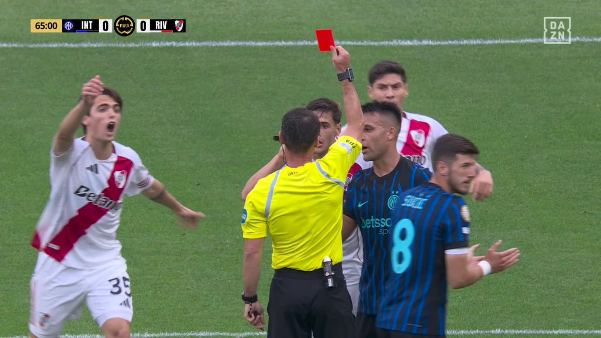 "Anti River" Me parece que el "Anti River" es el jugador que vistiendo la camiseta hace esto.