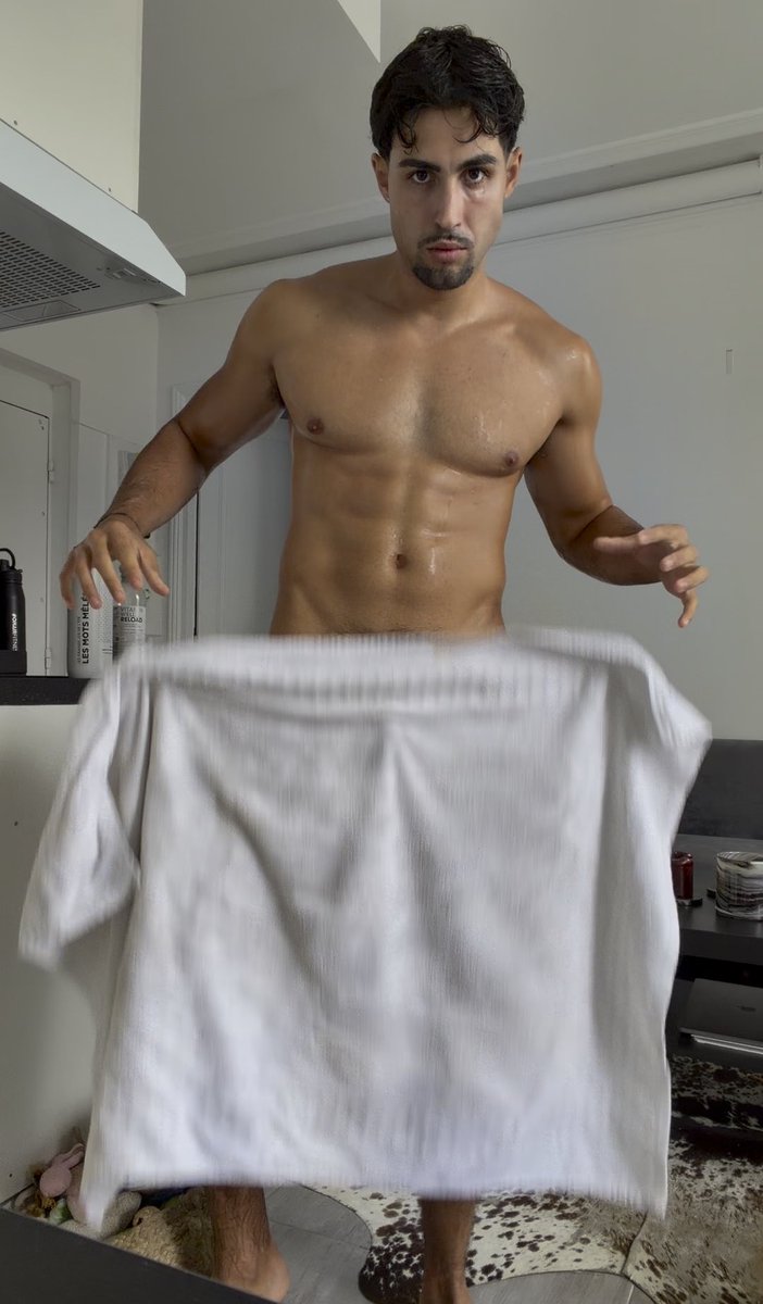 Je suis tout mouillé la serviette est enlevé sur ma plateforme 😈 Grosse promo 2,99$ ! Nouvelle collab qui arrive et des folies viens vite rejoindre les places sont limitées 😈🍆💦
