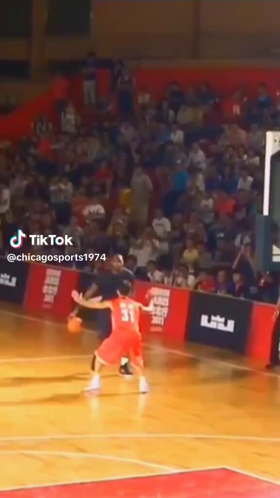 Lebrons bag is so weak that he couldn't even cross over a random chinese kid 😭😭😭 And some mfs think this is The GOAT LMAOOO