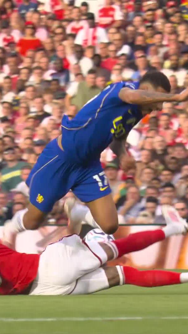 Rogers 🆚 Konsa Two former Villa teammates come to blows 🥊🍿 📺 Stream #ARSCHE on DStv: #SSFootball | #PremierLeague