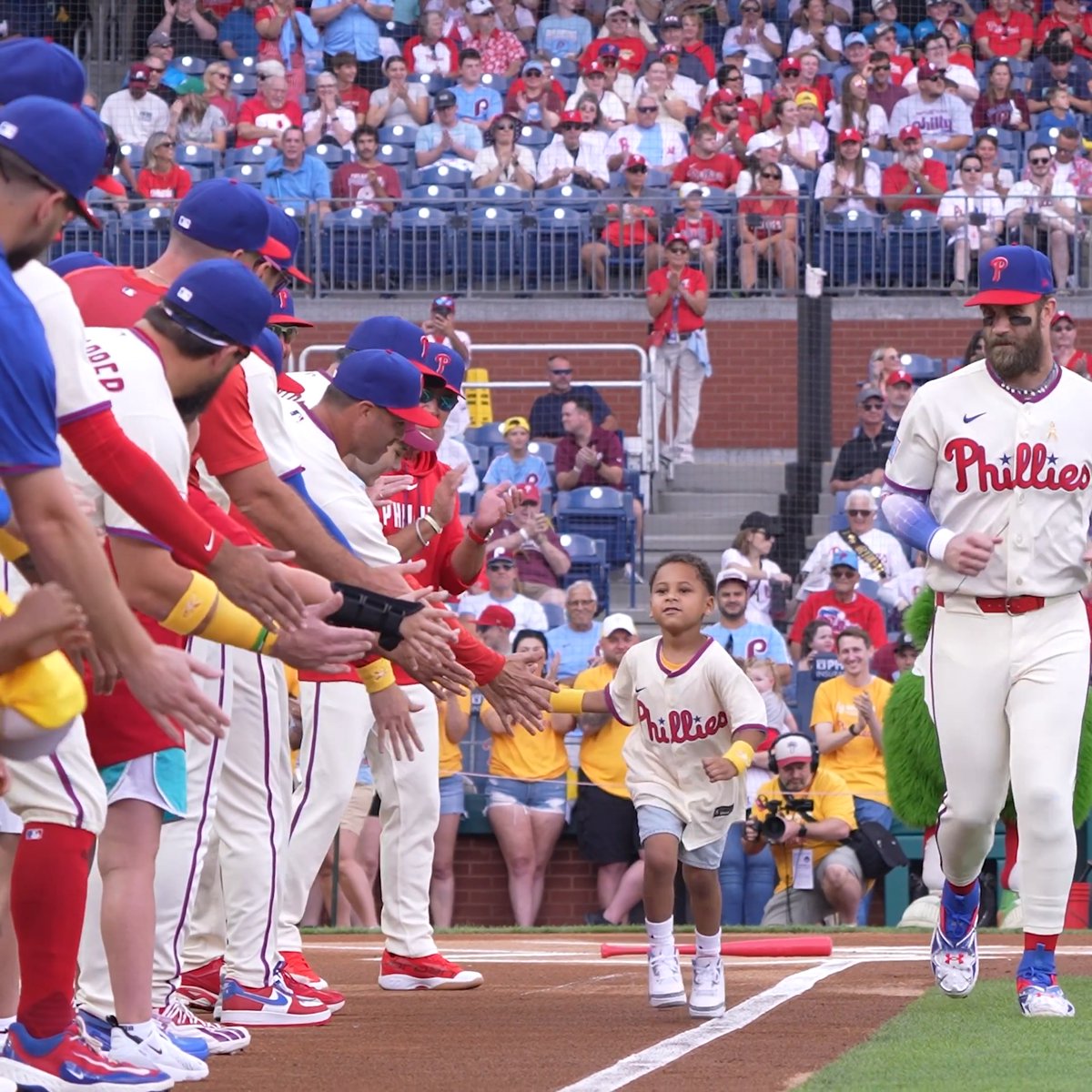 On Childhood Cancer Awareness Day at Citizens Bank Park, this young fan got to round the bases and high five the Philadelphia Phillies and Atlanta Braves pregame - right alongside Bryce Harper! 💛