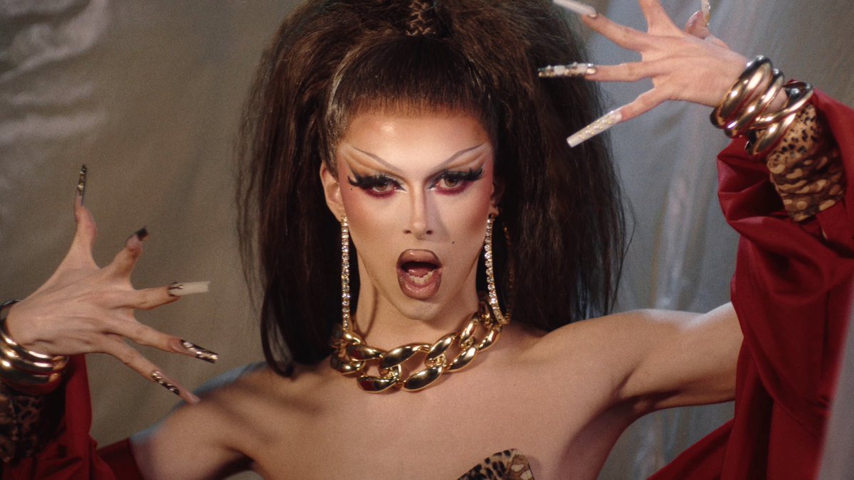 La muñequita ha salido de la caja 📦 Pero tranquiles: no es nada frágil… ¡Es imkimmiller! 💪 ✨ Directo #MeetTheQueens ▶️