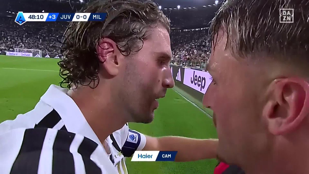 Lo importante es que haya amor siempre😅 La curiosa imagen entre Locatelli y Saelemaekers en el Juventus vs Milan👀 #SerieAenDAZN⚽🇮🇹