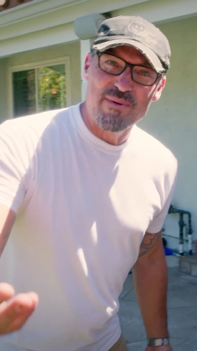 Strawberry jello >>>> yard work A new ep of Celebrity Style (starring ’90s icon Brian Austin Green!) is now live on HGTV’s YouTube channel! 🌿🐟📺