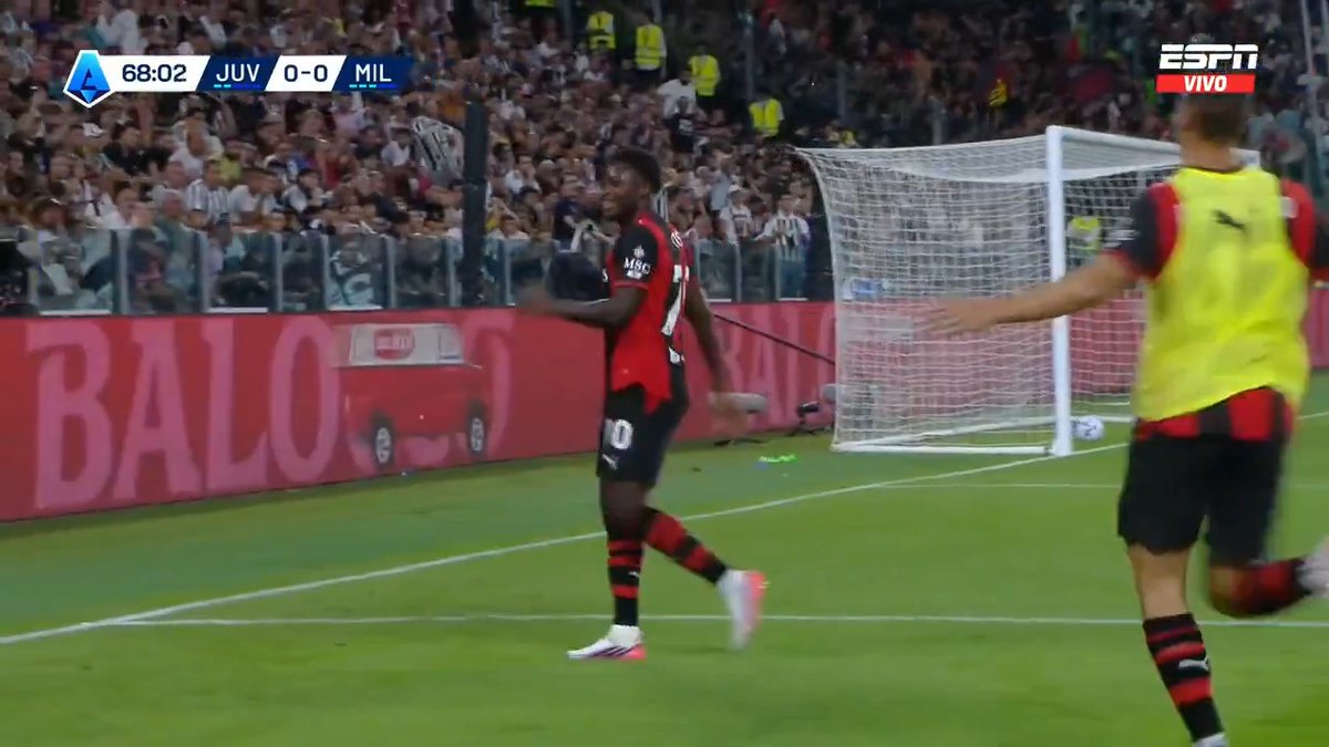 ¡ES UN GOLAZO! Alphadjo Cissé (19 años) se generó el espacio con un enganche, remató al segundo palo y marcó el 1-0 de Milan sobre Juventus por la #SerieA. 📺 Mirá la #SerieA por #DisneyPlus Plan Premium