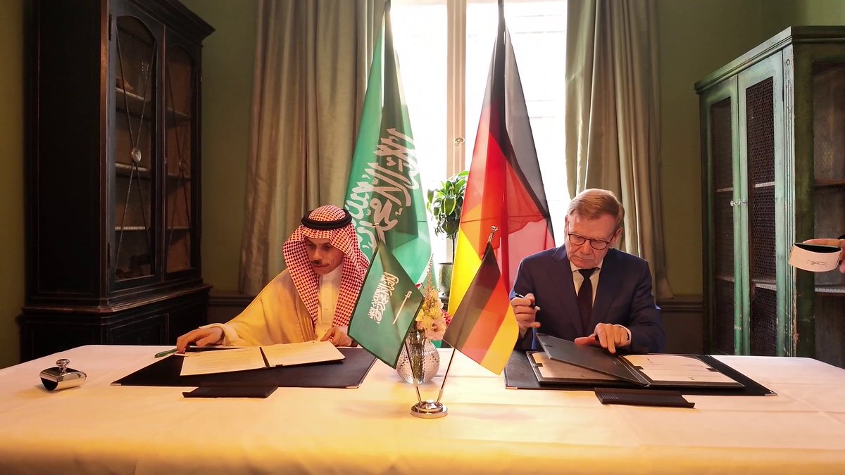 وزير الخارجية ونظيره الألماني يوقعان مذكرة تفاهم بين حكومة المملكة وحكومة ألمانيا بشأن إقامة حوار استراتيجي على مستوى وزراء الخارجية، بهدف تعزيز التشاور والتنسيق وتطوير العلاقات الثنائية في مختلف المجالات بين البلدين