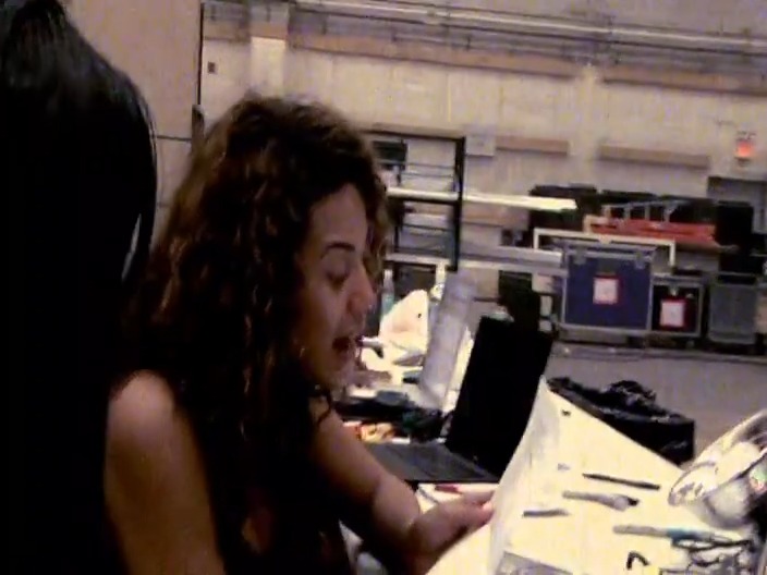 Beyoncé rehearsing the Spanish version of "Irreplaceable" — 2006. 🐝 #BDAY20 #Irreemplazable