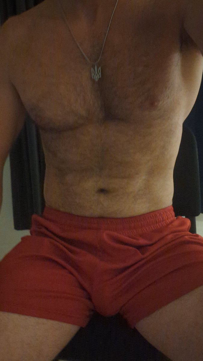 Envie de me déshabiller ce soir. Un petit short, bulge, un petit slip, et nu pour finir. #poilu #poils #gayhairy #gaypoilu #slip