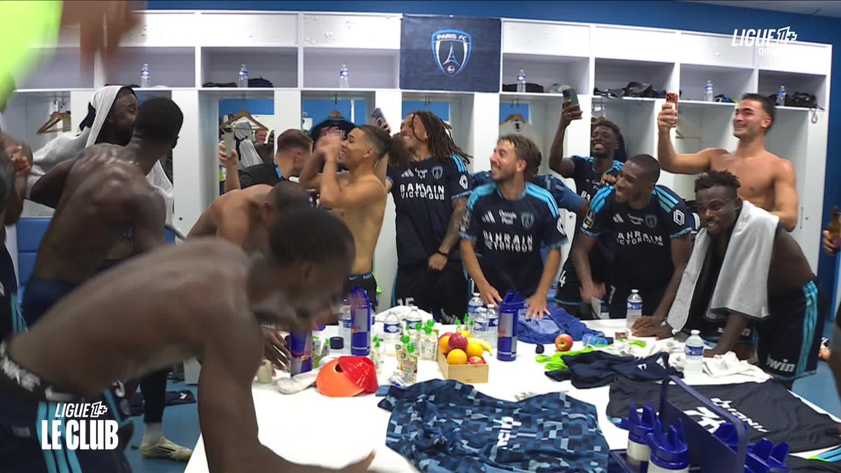 La joie des Parisiens dans les vestiaires au Vélodrome. 🤩💙🤍 🎥 L1+
