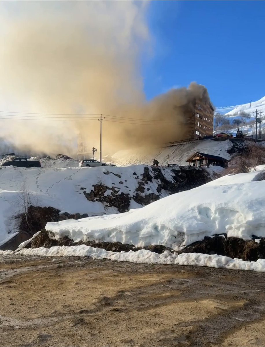 ⚠️#ÚltimoMinuto 🔥#Incendio Estructural, Afecta a Hotel en #TermasdeChillán.
