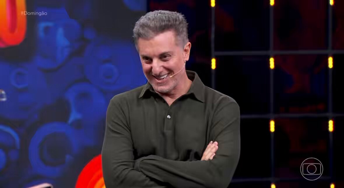 Ingrid Guimarães: “A gente acha que fez o bebê no mesmo dia” Monica Martelli: “A gente transou no mesmo dia” Ingrid: “Eu não quis falar transou pq é domingo à tarde” Mônica: “Ah tá” não dá com elas KKKKKKKK #Domingão
