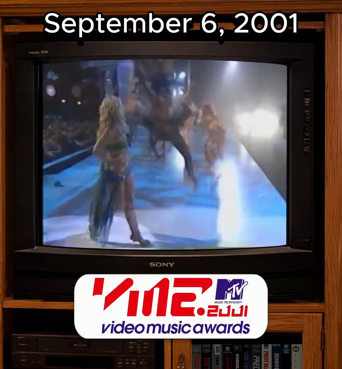 🎶📺On September 6, 2001, at the ‘MTV Video Music Awards,’ Britney Spears performed her new single ‘I’m a Slave 4 U’ with an albino Burmese python draped over her shoulders in one of the most iconic moments in VMA history