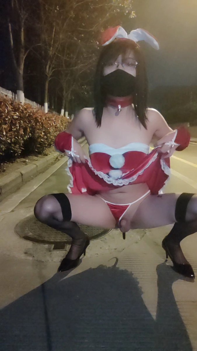 #伪娘 #露出 #圣诞精灵 #尿尿 #男娘 深夜游荡的圣诞小精灵,偶遇报出暗号(我是冰茶老师的狗)就会主动让你快乐哦 (答应的灌肠视频今晚会发的!)