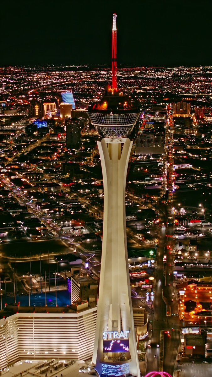 This is one way to look at The STRAT Las Vegas 🚁👀 #Vegas