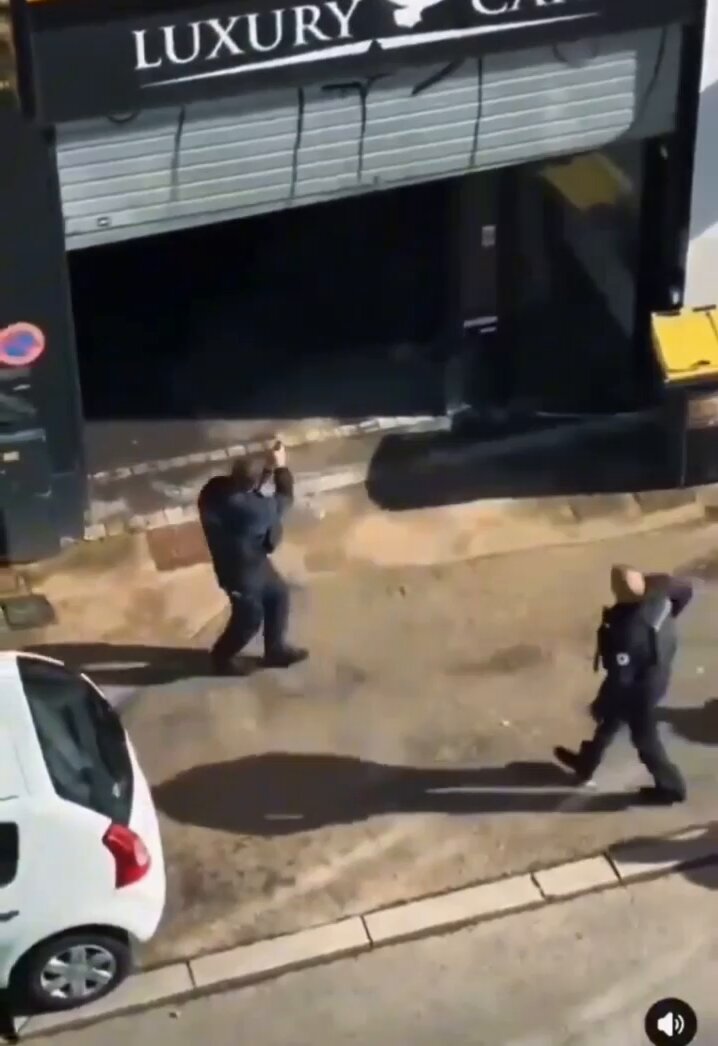 🇫🇷 En Francia, unos Policias que acudieron a una llamada de auxilio, fueron atacados por un violento africano con un m4ch3te, dejando a tres agentes mal heridos. Como el tipo estaba DESCONTROLADO, los Policias tuvieron que ROSTIZARLO con sus armas taser. ¿Por que en Europa aguantan tanto a estos salvajes del demonio?