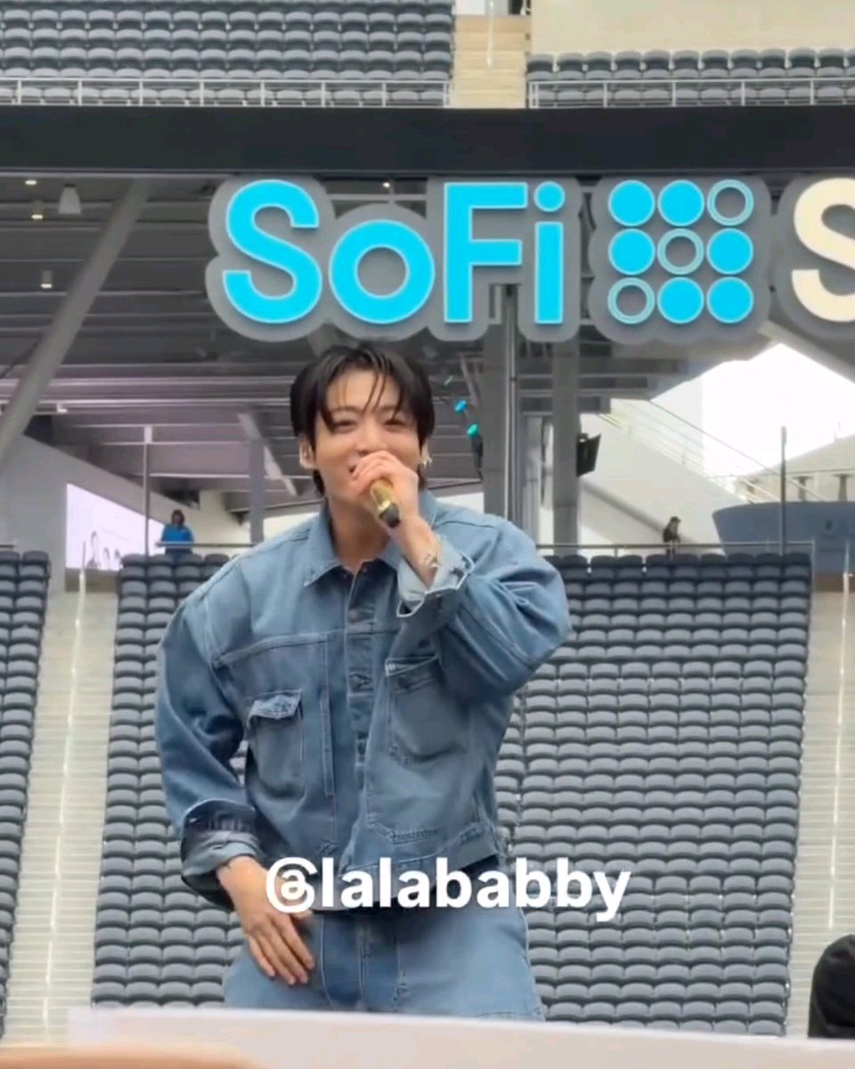 wait what the hell made jungkook smile so sweetly like that???😭