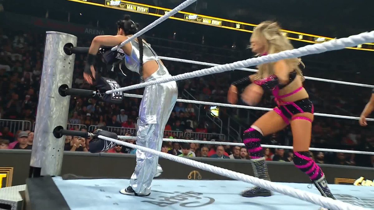 THE QUEEN 👸 Charlotte Flair