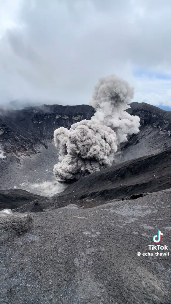 KALIAN HARUS TAU DI HALMAHERA UTARA ADA GUNUNG YANG SELALU ERUPSI SEJAK 1933 Namanya Gunung Dukono. Sejak 13 Agustus 1933, gunung ini hampir tidak pernah berhenti. Sudah hampir 93 tahun. Yang bikin unik, dia bisa erupsi beberapa kali dalam sehari. Kalau lagi aktif, bahkan bisa hampir tiap 5 menit. Kadang cuma ngebul abu, kadang ada dentuman. Tingginya sekitar 1.273 meter. Warga sekitar sudah biasa hidup dengan abunya. Yang penting jangan masuk radius 4 km dari kawah.