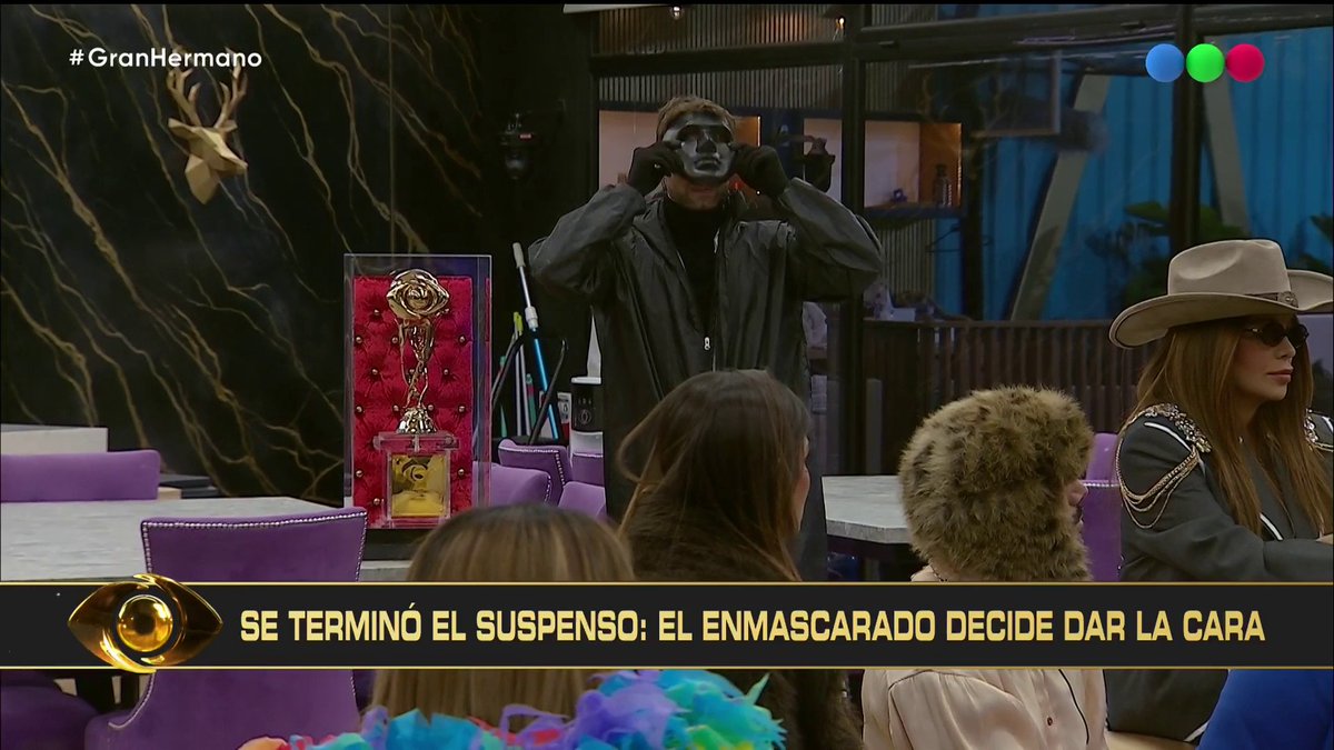 Ni el mago enmascarado, ni Darth Vader, el intruso es Tato que le da el mensaje de aliento a las finalistas 👏 👁️ Mirá #GranHermano #GeneraciónDorada en y espiá la casa GRATIS las 24 horas por DGO y reviví los vivos por Amazon Prime 🎬