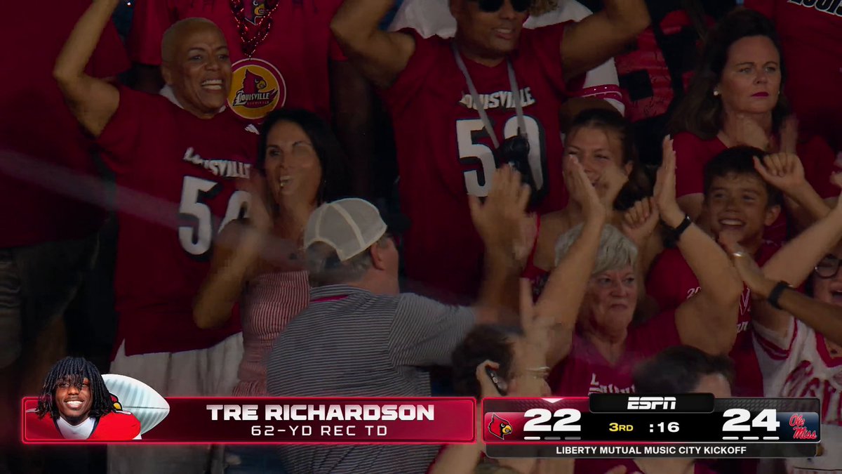 LINCOLN KIENHOLZ'S FIRST PASS TD AS A CARDINAL‼️ Louisville ties it up after the successful 2-point conversion.