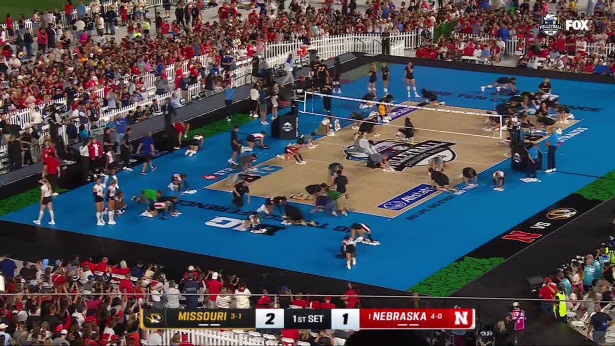 Slight delay at Wrigley 😅 It's time to break out the towels — Nebraska Volleyball and Mizzou Volleyball are on it ‼️ 📺: FOX