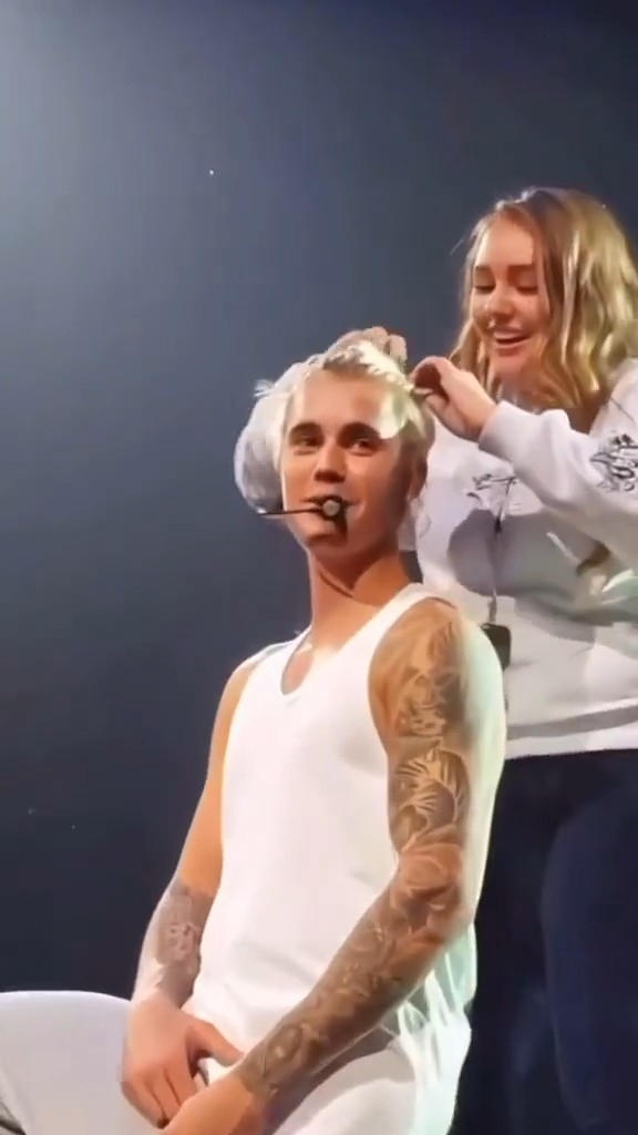 When Justin Bieber's hair came loose on stage and he called a fan from the stands to help him fix it😭✨.