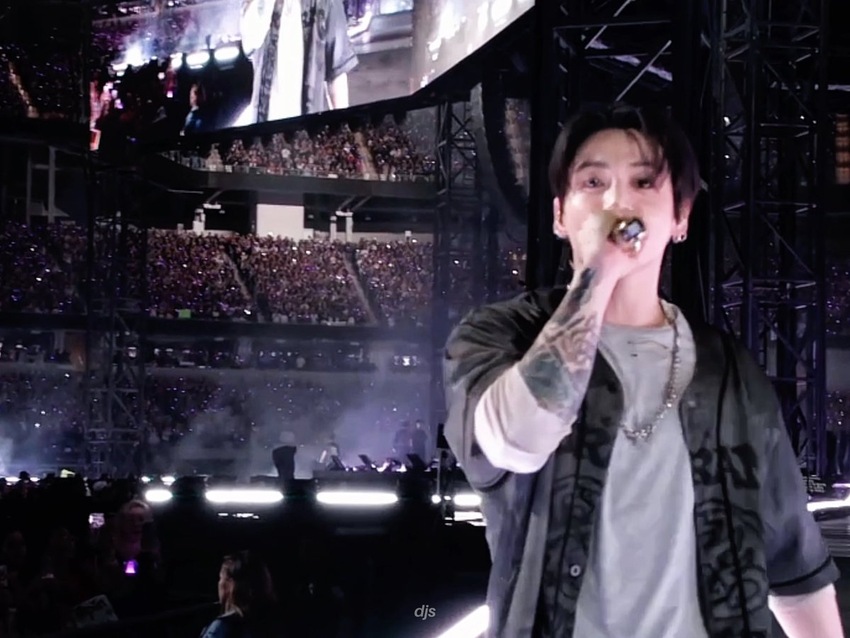 29 yo jungkook singing ‘whalien 52’ with his 18 yo self accompanying him on the backtrack ❤️🩹