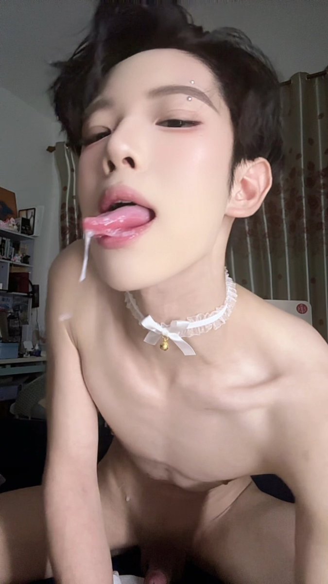 金主爸爸定制的白袜自撸吞精，一边淫叫一边闻着白袜打飞机，最后吃掉射在肚子上的精液，精液甜甜的，又从嘴里流下来，有人想和弟弟来一次精液舌吻吗！#吞精 #白袜 #金主定制 #反差 ＃骚狗 ＃淫荡 ＃骚逼 ＃自撸 #0m