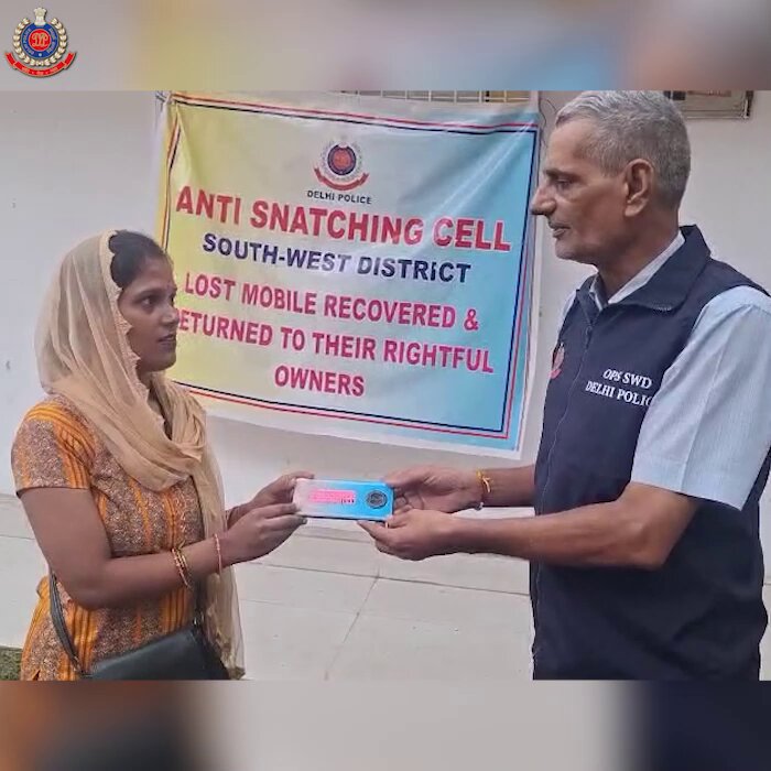 दिल्ली पुलिस DCP South West District की टीम ने जुलाई-अगस्त 2026 में चोरी/गुम हुए 702 मोबाइल बरामद किए। इनमें से 534 मोबाइल "ऑपरेशन विश्वास" के तहत उनके मालिकों को सौंपे गए। अपना खोया फोन वापस पाकर नागरिकों ने दिल्ली पुलिस के प्रति आभार व्यक्त किया। PMO India गृहमंत्री कार्यालय, HMO India Lok Niwas Delhi 🇮🇳 #DPUpdates #HelloPoliceStation #HelloDelhiPolice