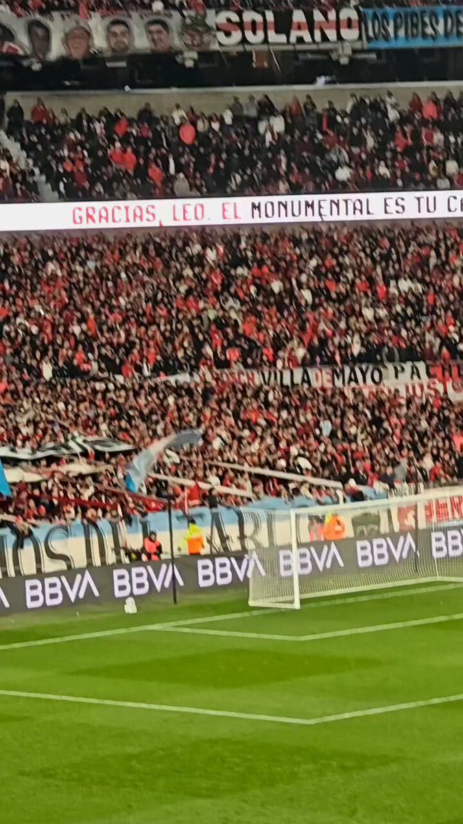 في الدقيقة العاشرة وقفت جماهير المونيمونتال للتصفيق للأسطورة ميسي تكريمًا له على مسيرته مع المنتخب، ورددت الأهزوجة الشهيرة: "من لا يقفز فهو إنجليزي." 🗣️🇦🇷