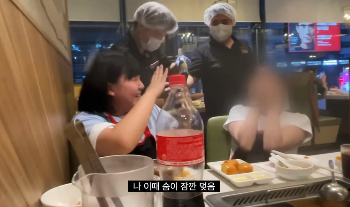 유튜브 하이디라오 면치기 영상 중에 내 최애 영상 있음 제발 끝까지 봐줘 ㅋㅋㅋㅋㅋㅋㅋㅋㅋㅋㅋㅋㅋㅋㅋㅋㅋ 손님 면으로 때리고 미안하다고 하는 게 개웃긴데 ㅠㅠㅠ 이 사람 면치기 3번째 도전중이래 ㅋㅋㅋㅋㅋㅋㅋㅋㅋ 다 잘하는 게 아니라고 진짜 ㅋㅋㅋㅋㅋㅋㅋㅋㅋㅋㅋㅋㅋ