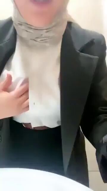 فيديو موظفه البنك المحجبة .. الفيديو دة بيوريك ازاى الشرموطه مالكه عقلنا و مكبوتين ف المجتمع و لو اخدنا فرصتنا هنبدع ف عالم البورن .. طريقه عرضها لجسمها بطريقه تعرف ترفع شهوتك حتى لما لعبت ف بزازها عرفت تشدك و تخليك مستنى تشوفهم بس هى هتلعب بعقلك اعمل ريتويت و متع غيرك ♥️💋🔥